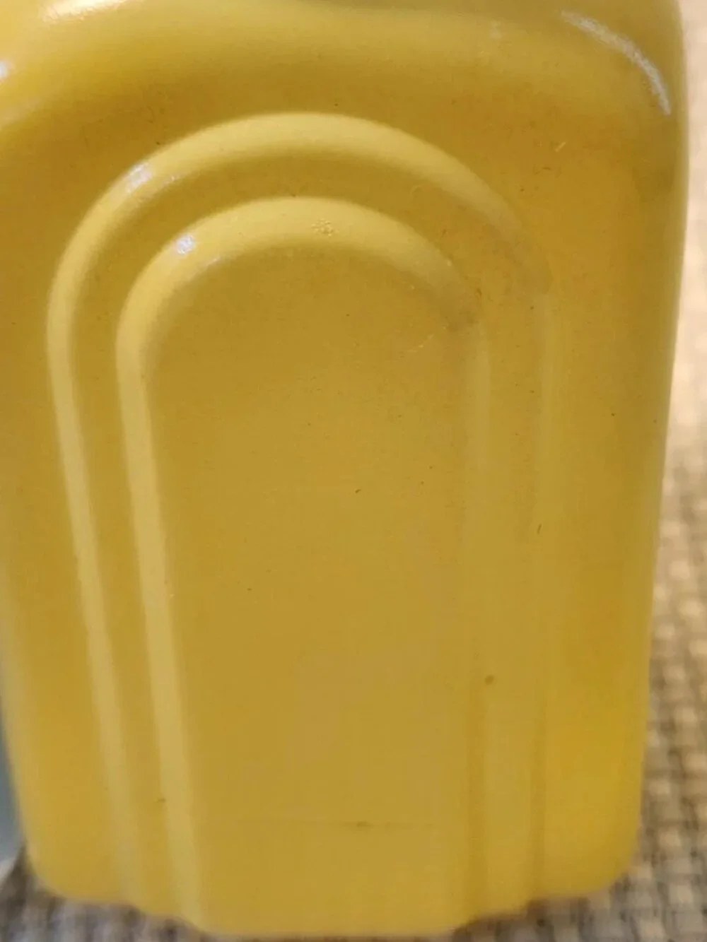1930s McKee Roman Arch Salt Pepper Shakers Yellow/Blue Bakelite ZAY Lids J-37 - Picture 4 of 16